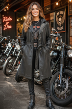 Cargar imagen en el visor de la galería, Trench cuero negro modelo garaje motos más luminosa
