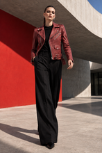 Cargar imagen en el visor de la galería, Variante caminando: misma chaqueta y sesión, pose dinámica
